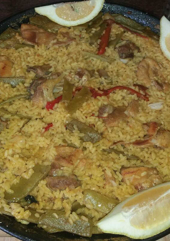 Una foto de Paella de pollo y conejo
