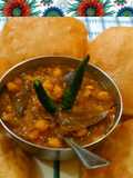 Chole puri / white peas with fried bread