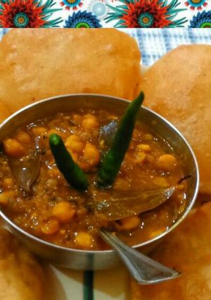 A picture of Chole puri / white peas with fried bread.