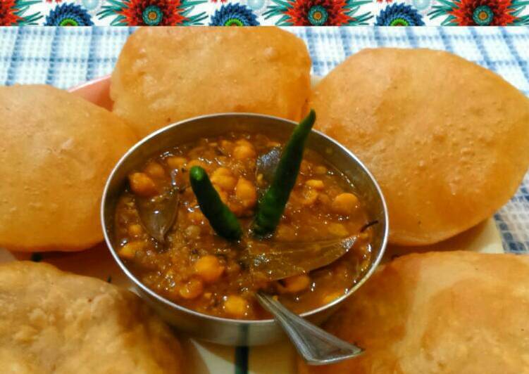 Step-by-Step Guide to Prepare Perfect Chole puri / white peas with fried bread