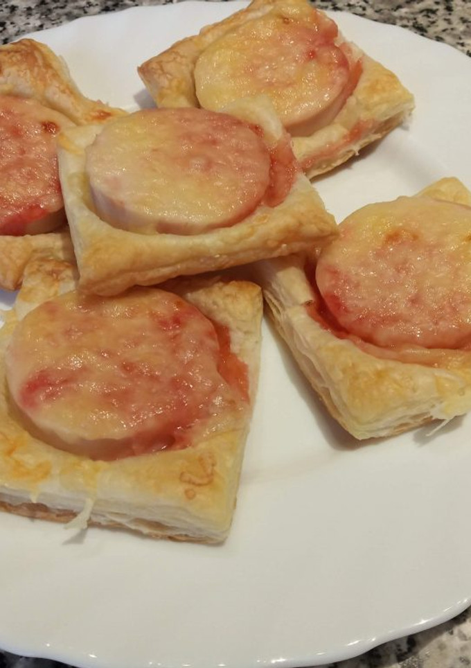 Una foto de Hojaldres de pavo con sirope de fresa y queso