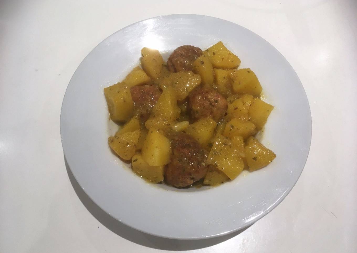 Patatas con albóndigas