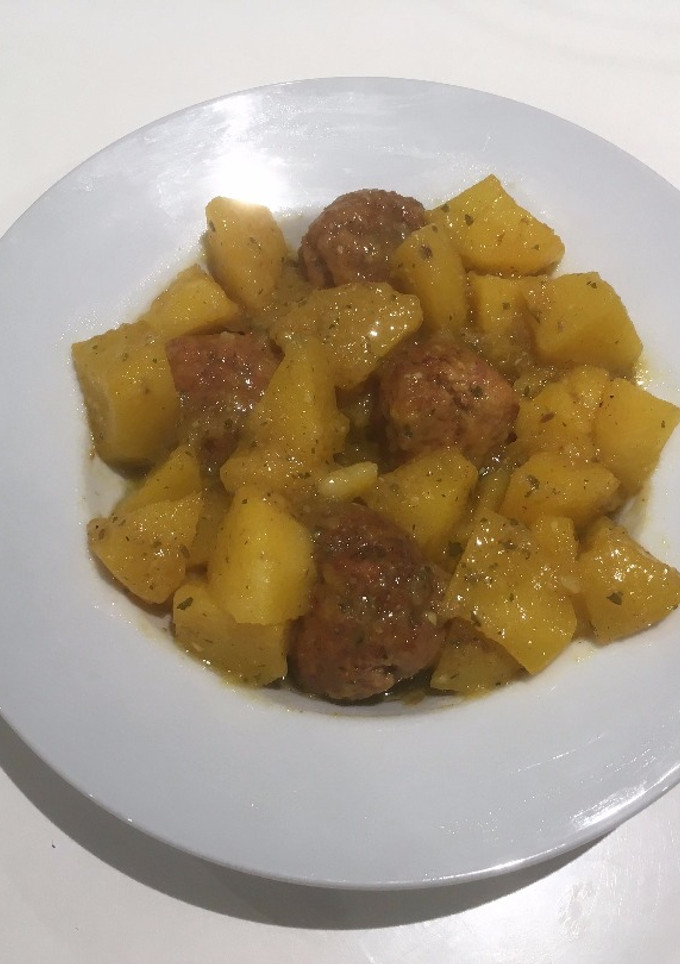 Una foto de Patatas con albóndigas