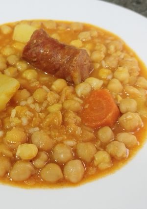 Una foto de Potaje de garbanzos con chorizo