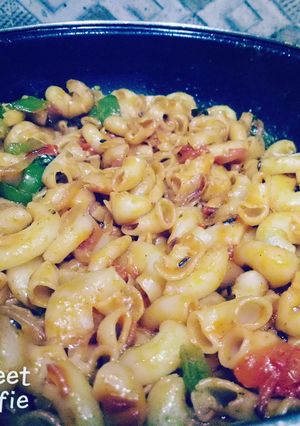 A picture of Indian style macaroni.