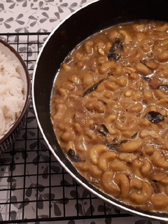 Una foto de Curry con leche de coco y anacardos