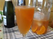 Una foto de coctel con mandarina