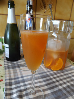 Una foto de Cóctel de mandarinas, cava y ron tostado