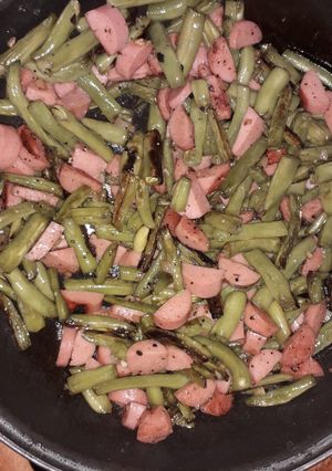 Una foto de Ejotes a la mantequilla con salchichas