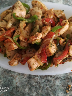 Una foto de Pollo frito con verdura