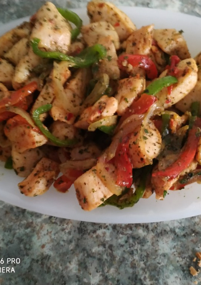 Una foto de Pollo frito con verdura