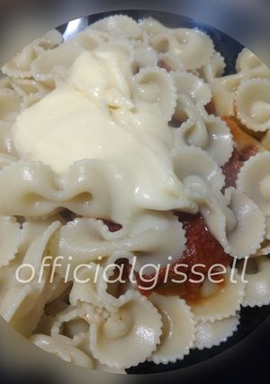 Una foto de Fideos con salsa lista y queso