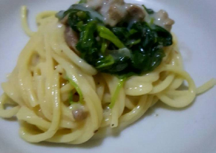 Spaghetti Carbonara with spinach