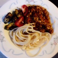 A picture of Pasta with vegetarian PastaSauce. Made of kidneybeans and homemade tomatosauce.