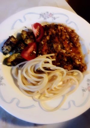 A picture of Pasta with vegetarian PastaSauce. Made of kidneybeans and homemade tomatosauce.