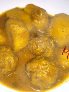 صورة لوصفة طاجين كريات لحم (لبطولات) مع البطاطا