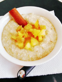 Una foto de Quinoa en leche de almendras con manzana