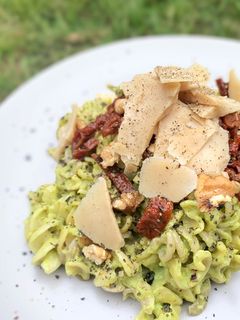 Una foto de Fusilli con salsa de aguacate (vegan)