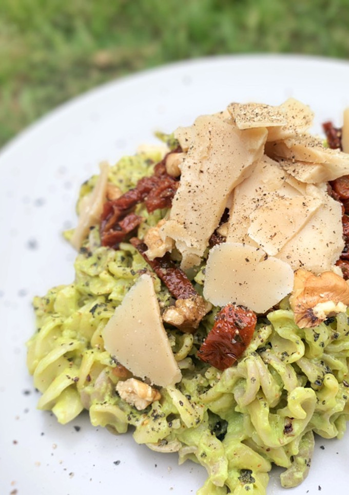 Una foto de Fusilli con salsa de aguacate (vegan)