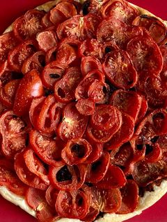 Une photo de Tarte tomates tapenade