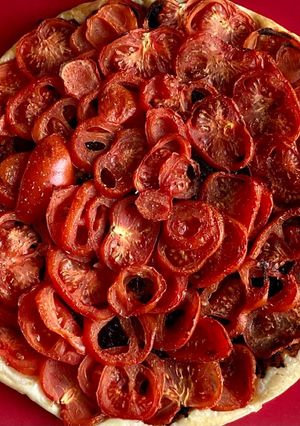 Une photo de Tarte tomates tapenade