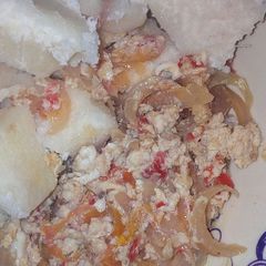 A picture of Boiled yam and egg sauce.