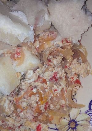 A picture of Boiled yam and egg sauce.