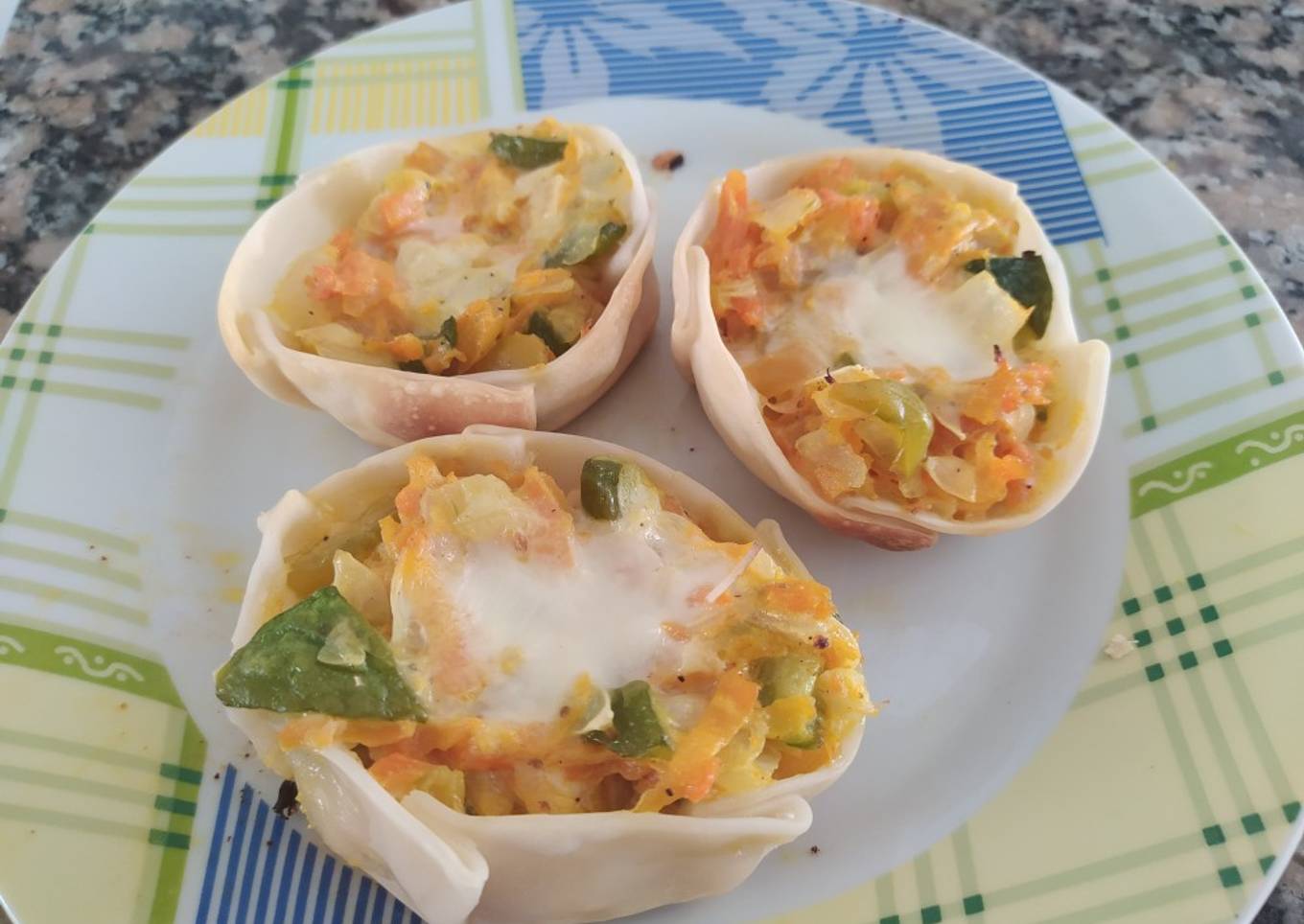 Canastitas rellenas con zapallito, zanahoria y cebolla
