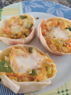 Una foto de Canastitas rellenas con zapallito, zanahoria y cebolla
