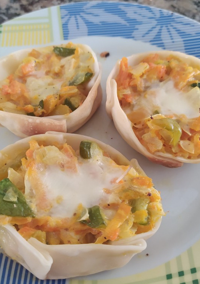 Una foto de Canastitas rellenas con zapallito, zanahoria y cebolla
