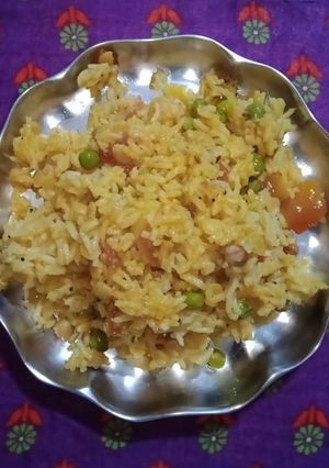 मसाला खिचड़ी (masala khichdi recipe in marathi) रेसिपी चे मुख्य फोटो 