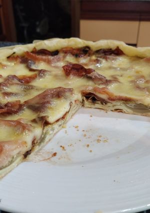 Una foto de Tarta de zuchinis y panceta crocante