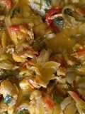 Filé de merluza assado com tomate e cebola