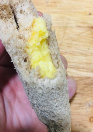 Hình của món Bánh mì nhân kem trứng chà bông.