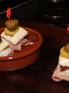 Una foto de Pinchos de huevos cuadrados y jamón