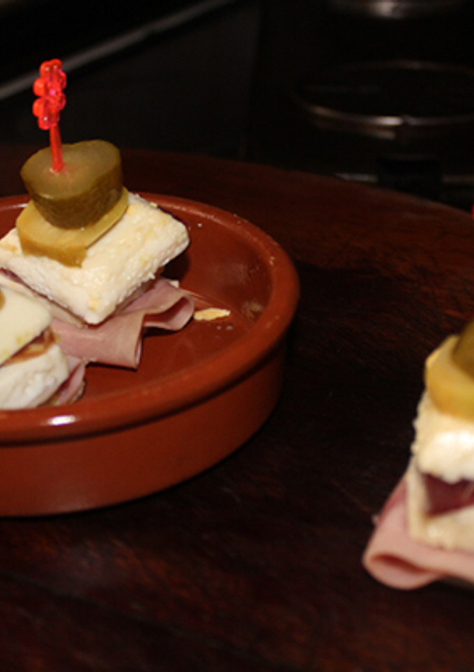 Una foto de Pinchos de huevos cuadrados y jamón