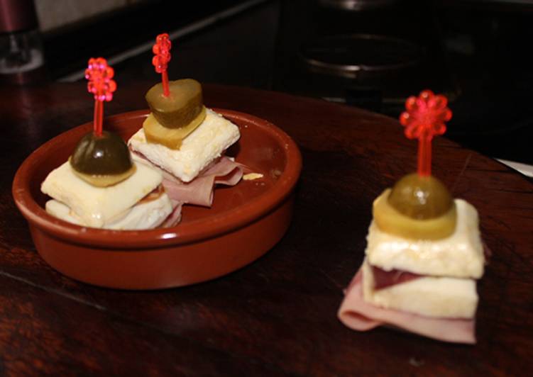 Pinchos de huevos cuadrados y jamón
