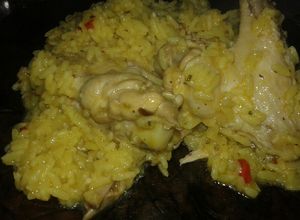 Una foto de Alitas de pollo con arroz amarillo: fácil y económico