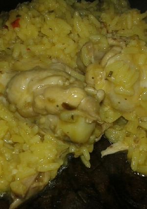 Una foto de Alitas de pollo con arroz amarillo: fácil y económico