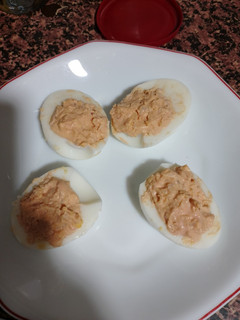 Una foto de Huevos rellenos de gambas