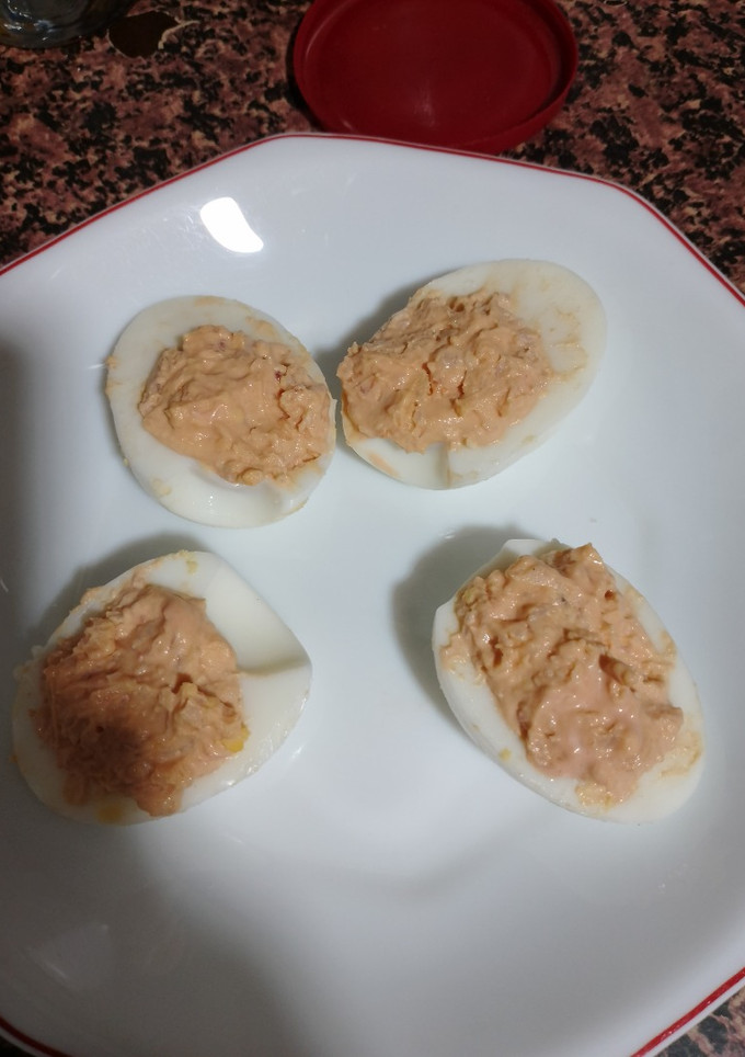 Una foto de Huevos rellenos de gambas