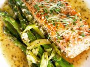 Una foto de salmón al horno con espárragos