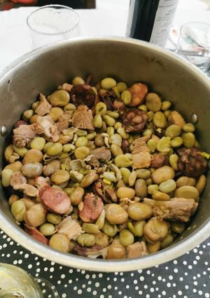 Zdjęcie przepisu Bób z kaszanką i kiełbasą - Faves amb morcilla xoriçera.