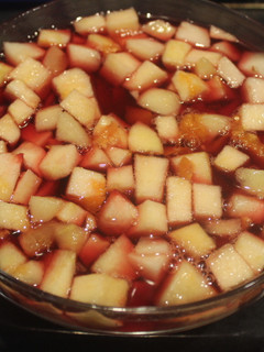 Una foto de Postre para dos, remojado en sangría