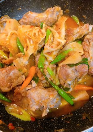 รูปของ ผัดเผ็ดซี่โครงหน่อไม้ดอง🍖🌶 style by barbie👩🏼🍳