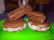 Una foto de alfajores con pasta de maní