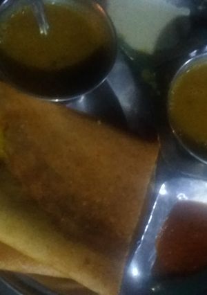 A picture of Rice and besan dosa.