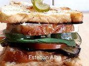 Una foto de salsas para sandwiches