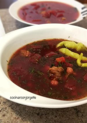 Una foto de Jueves sopa de remolacha con carne