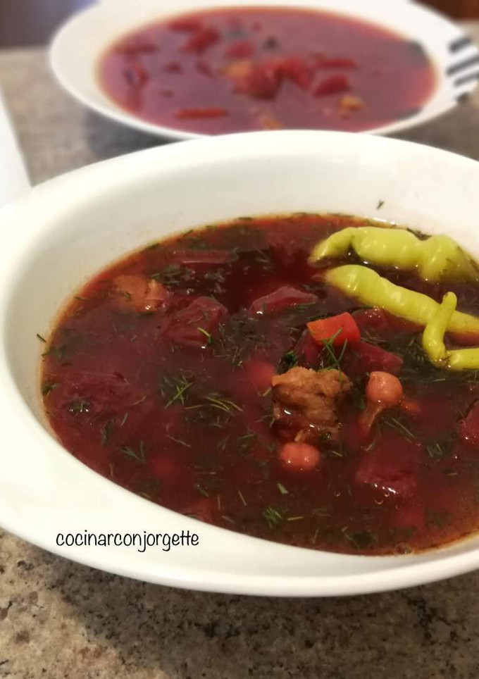 Una foto de Jueves sopa de remolacha con carne